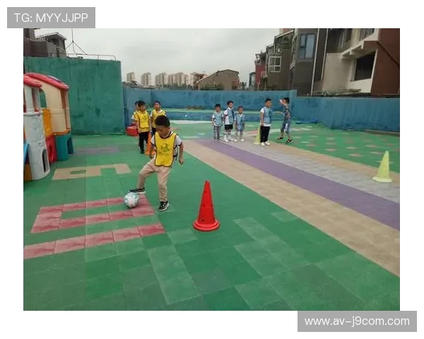 小班户外足球游戏教学设计与实践探索提升幼儿运动兴趣与团队合作能力