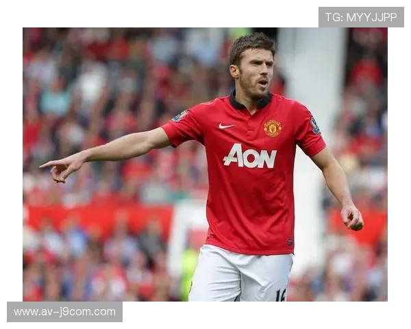 曼联秋冬款足球外套时尚舒适保暖设计适合球迷日常穿搭